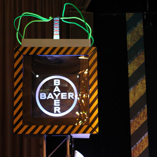 Bayer Logo im Schaukasten